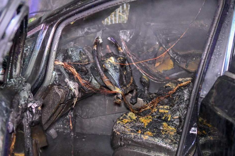 Das Innere eines der Fahrzeuge ist nach dem Feuer völlig zerstört.
