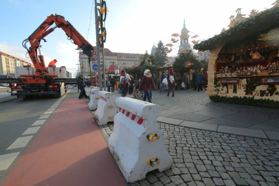 Gleich am Dienstagvormittag wurden die Klötze aufgestellt.