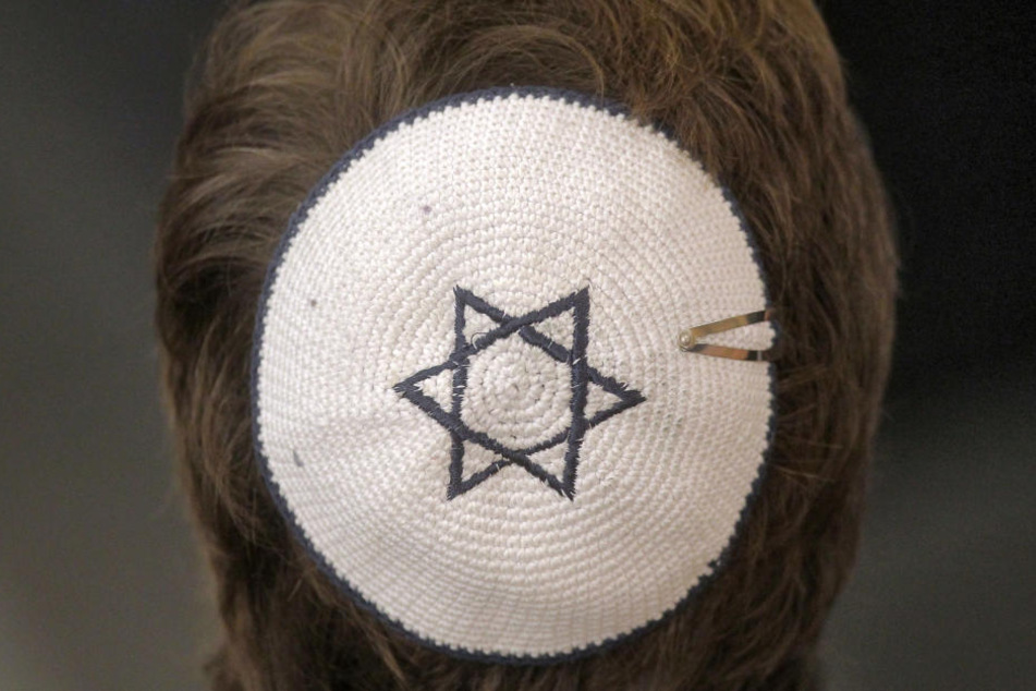 Das Tragen der Kippa hat nicht nur Vorteile, sondern birgt auch Gefahren. Symbolbild)