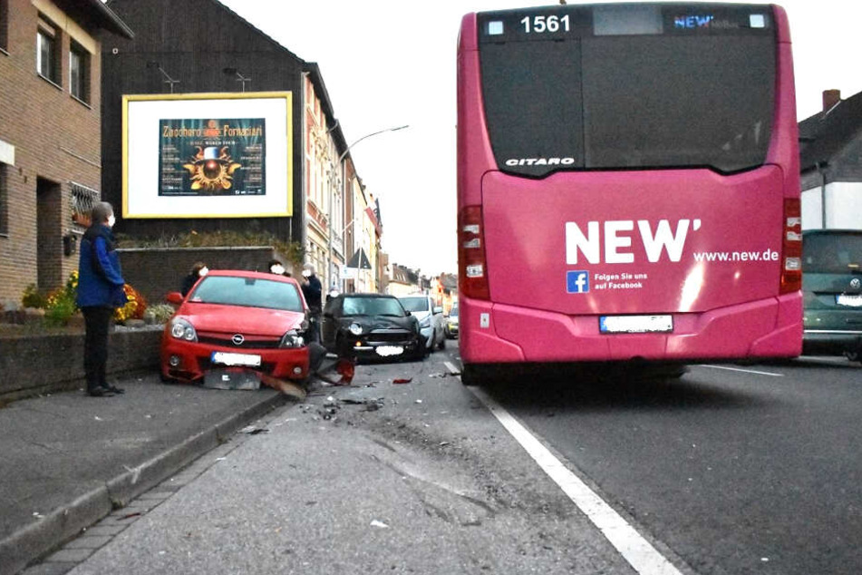 Der Linienbus und Teile des Schadens die angerichtet wurden.