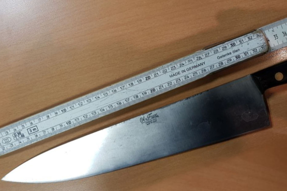 Mit diesem Küchenmesser tauchte er vor der Kneipe auf.