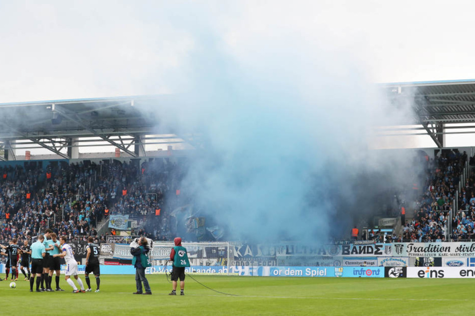 Dicke Nebelschwaden ziehen am 9. September über den Zuschauerblock im CFC-Stadion.