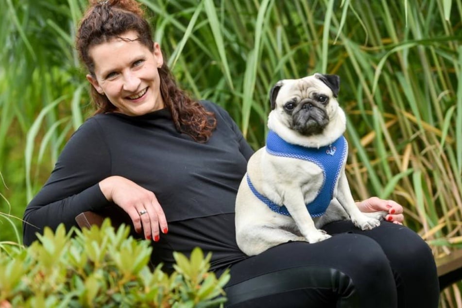 Chemnitzerin Nicole Pöchel sitzt mit ihrem Mops William.
