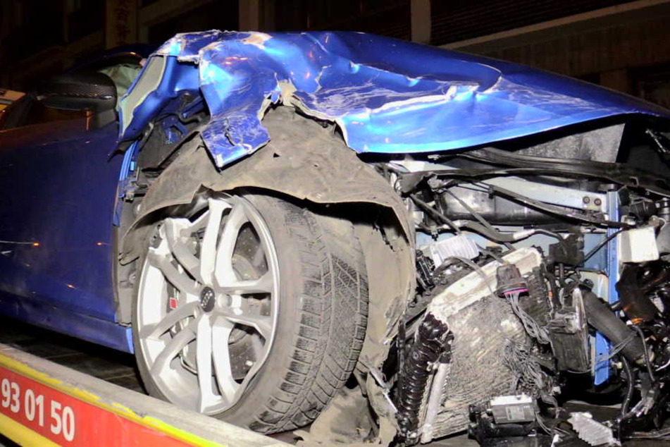 Bei dem Unfall wurde ein Audi komplett zerstört.
