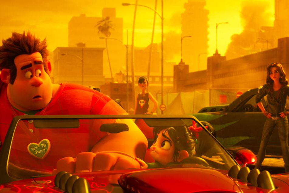 Randale-Ralph (r.) landet mit Vanellope von Schweetz (M.) im Spiel der toughen Shank und versuchen, ihr Auto zu stehlen.