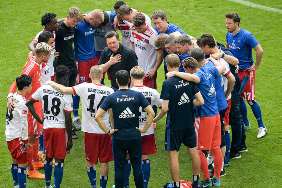 HSV-Trainer Christian Titz schwor seine Mannschaft nach dem feststehenden Abstieg ein.