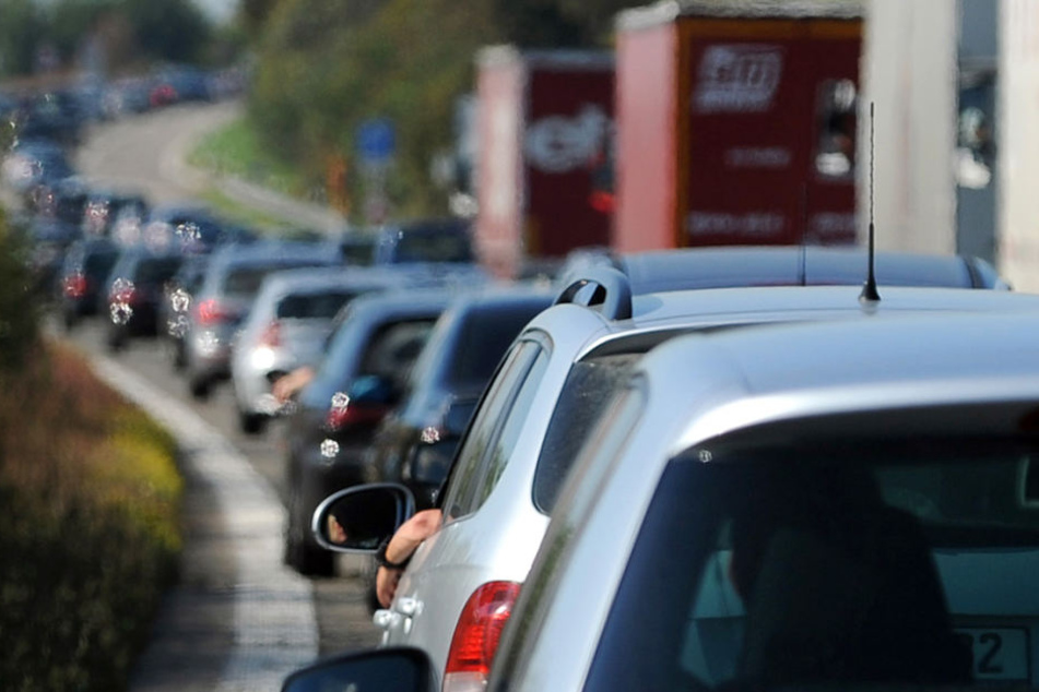 Zwischenzeitliche Vollsperrung sorgte für fünf Kilometer Stau. (Symbolbild)
