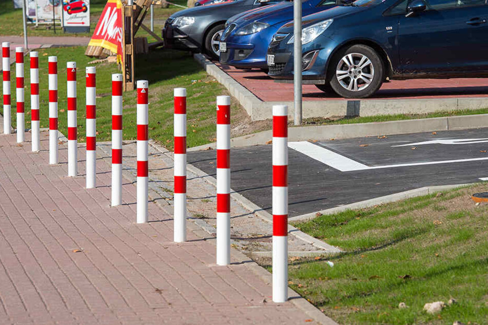 Die Poller versperren die Ein- und Ausfahrt.