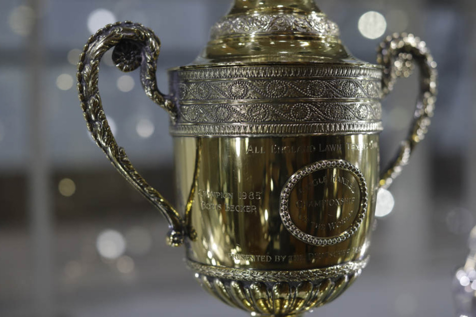 Bieter können in einer Online-Auktion bis zum 28. Juni Gebote auf Trophäen von Boris Becker abgeben - darunter diese Wimbledon-Replika.