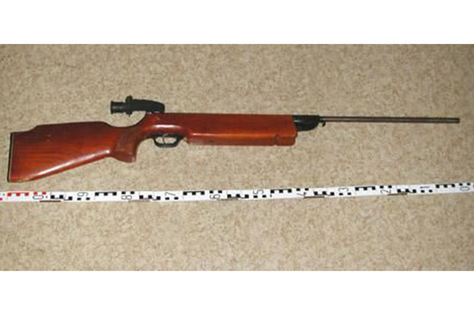 Mit einem Luftgewehr hat ein 18-Jähriger auf Fenster eines Flüchtlingsheims geschossen. Dafür muss er sich jetzt vor Gericht verantworten.