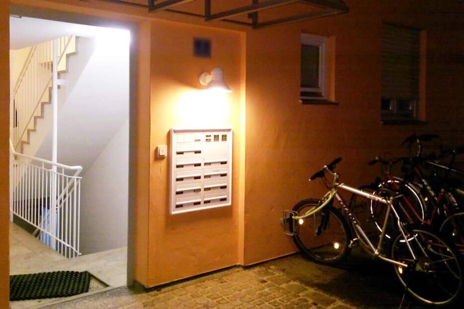 Der Angeklagte soll die zwei Bekannten von ihm laut Anklage in seine Wohnung gelockt haben.