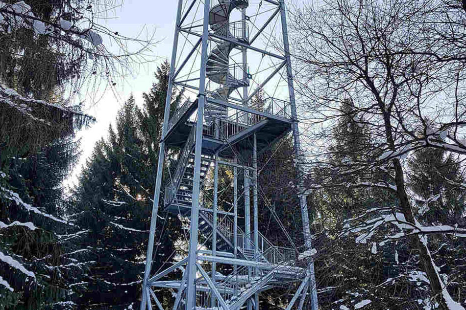 Der stählerne Aussichtsturm wurde 1998 im Rabensteiner Wald errichtet.