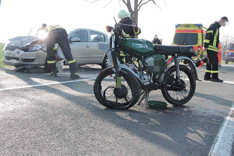 Nach ersten Informationen stießen das Moped und der Opel Astra frontal zusammen.