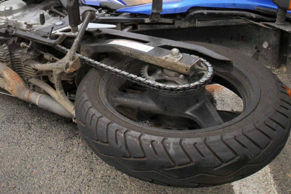 Die 60-jährige Autofahrerin wollte dem Stau entkommen – mit schwerwiegenden Folgen (Symbolbild).