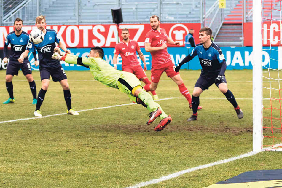 FSV-Torwart Johannes Brinkies (M.) musste in Würzburg manche brenzlige Situation bereinigen.