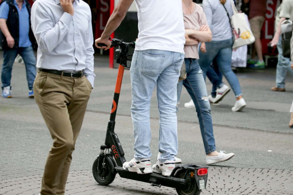 Ein E-Scooter-Fahrer fährt durch die Kölner Innenstadt. (Archivbild)