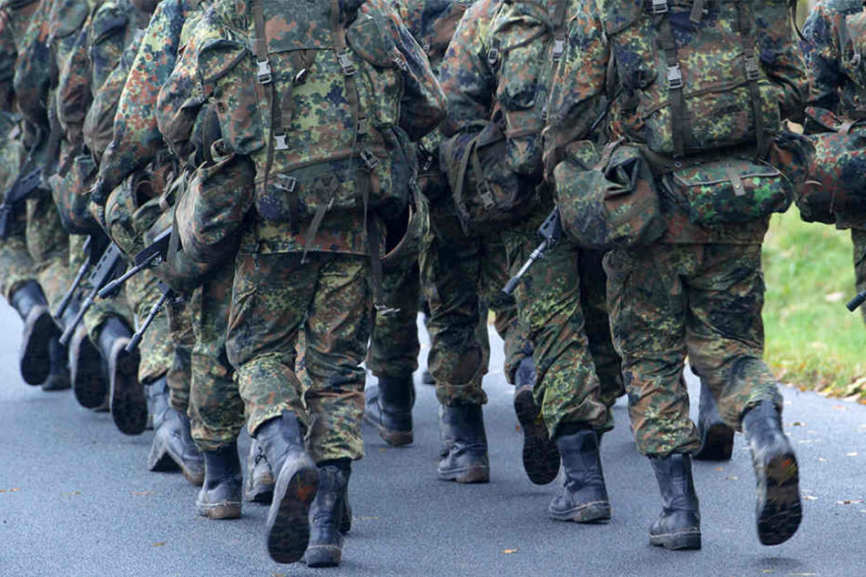 Soldaten marschieren über das Gelände der Marinetechnikschule (MTS) in Parow bei Stralsund.