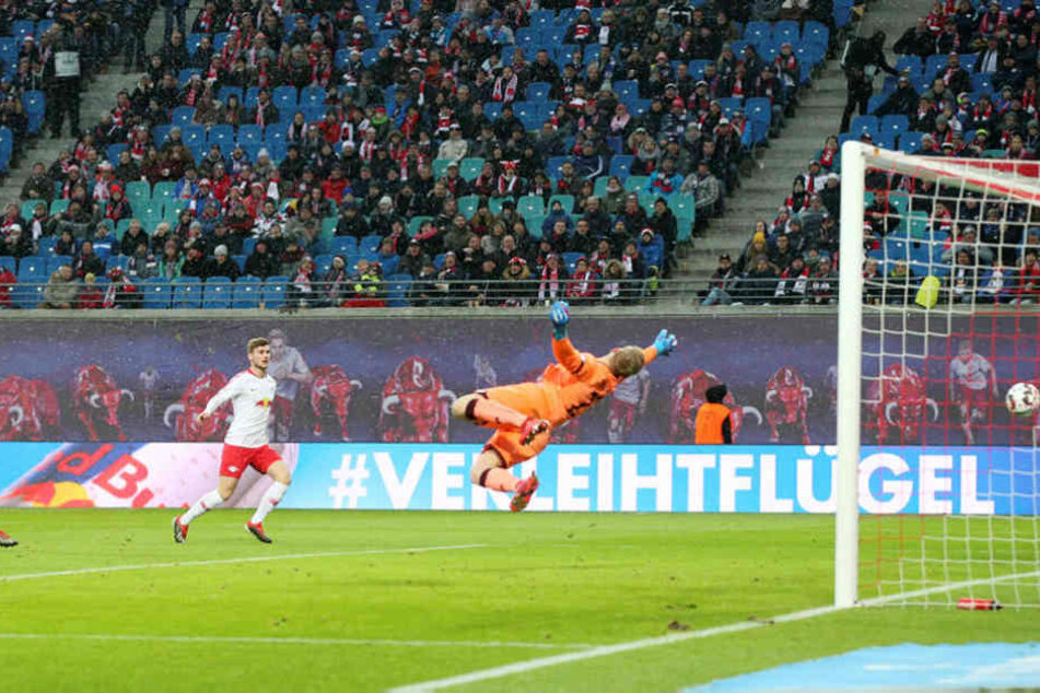 Yussuf Poulsen (nicht im Bild) hielt in eine Flanke nur noch den Fuß rein und konnte Robin Zentner überwinden.