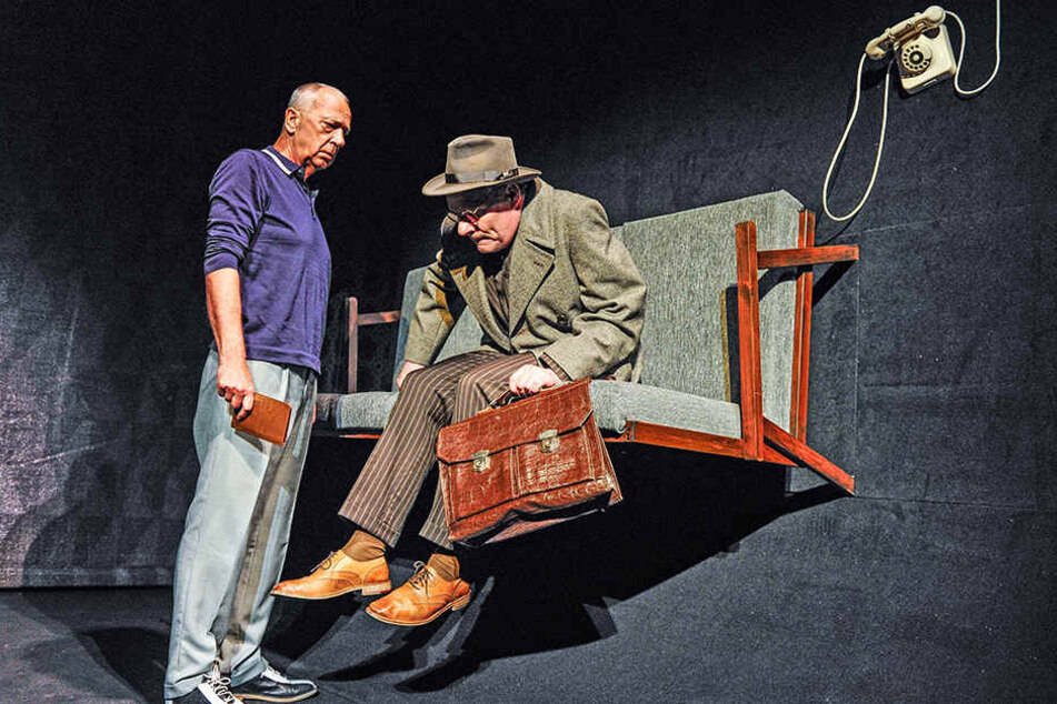 Verdrehte Welt um Willy Loman (Dirk Glodde, r.). Der einst erfolgreiche Verkäufer muss sich Geld von seinem Freund Charley (Wolfgang Adam, l.) leihen.