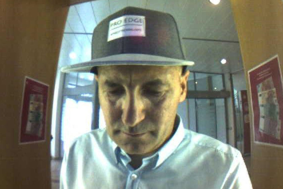 Mit diesem Bild fahndet die Polizei nach einem mutmaßlichen EC-Karten-Dieb.