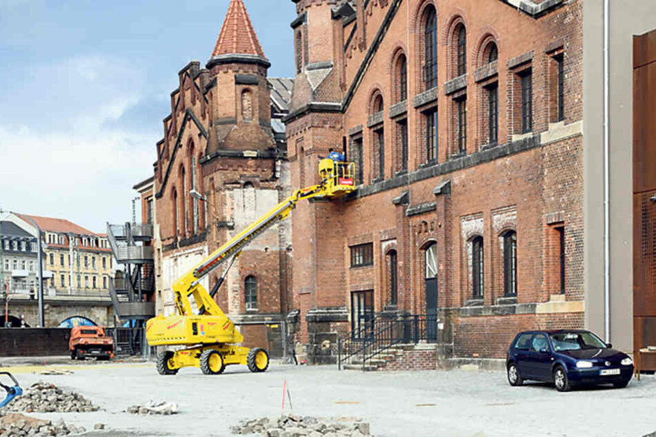 Auch Fassade und Außengelände sind noch nicht fertig.