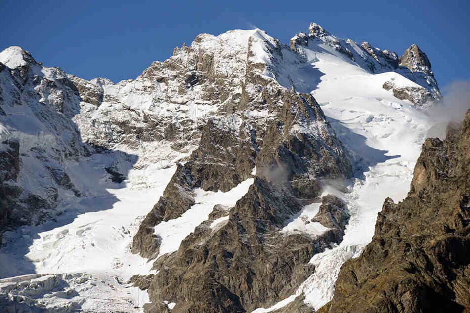 Die Alpen erstrecken sich in einem 1200 Kilometer langen und zwischen 150 und 250 Kilometer breiten Bogen vom Ligurischen Meer bis zum Pannonischen Becken.