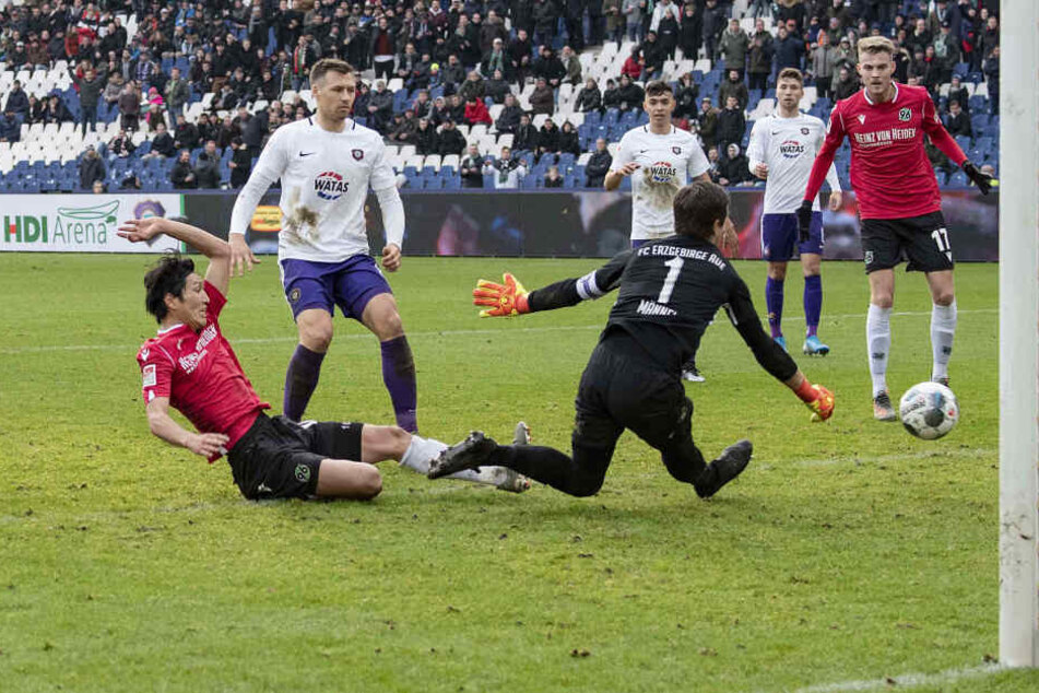 Das 2:2! Nach einer Freistoßeingabe köpft Hannovers Hendrik Weydandt (3.v.l.) den Ball in die Maschen des Auer Kastens.