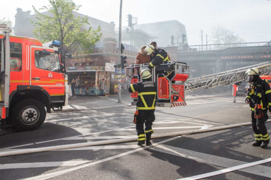 Feuerwehrleute brachten die Bewohner über tragbare Leitern und große Drehleitern ins Freie.