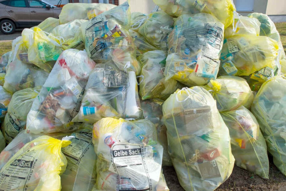 Ein Berg mit Gelben Säcken, gefüllt mit Verpackungsabfall, liegt auf einem Grundstück zu Abholung bereit. Die Landesregierung in Kiel soll nach Forderungen der SPD im Landtag eine Bundesratsinitiative gegen den Export von Plastikmüll starten.