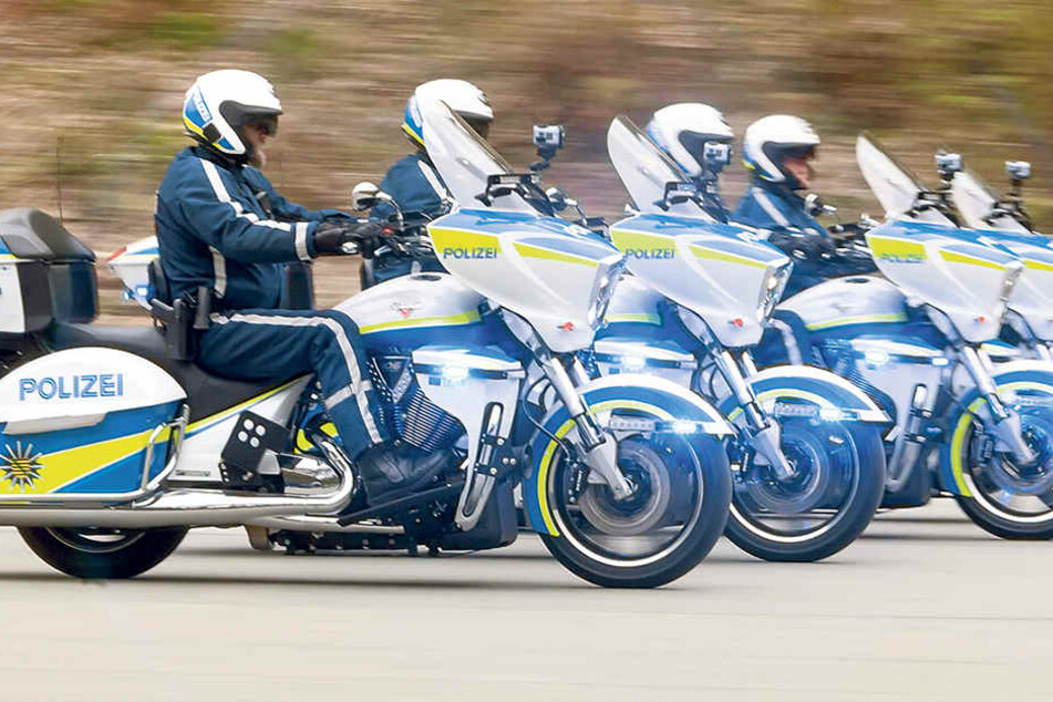 Die vier Motorräder „Victory Cross
Country Tour“ für Grenzkontrollen.