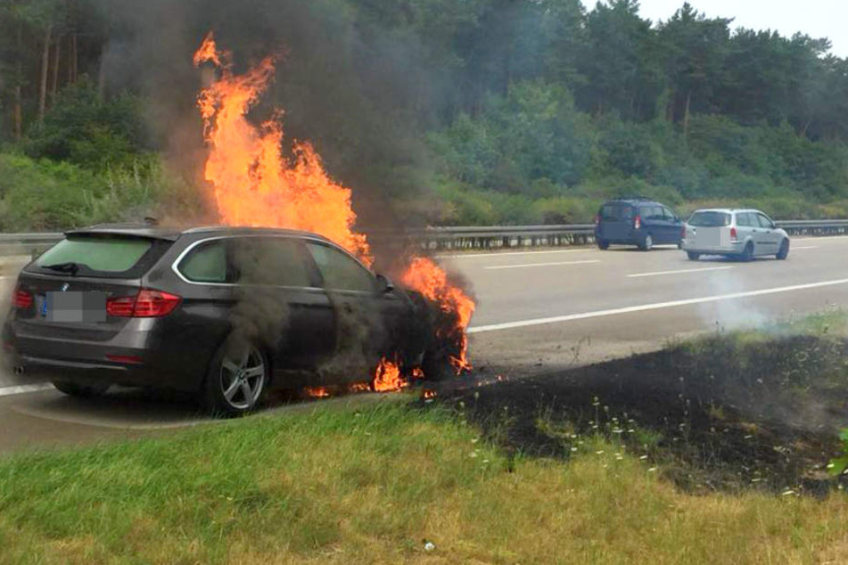 Auf der A2 bei Wollin ist am Sonntagnachmittag ein BMW in Brand geraten.