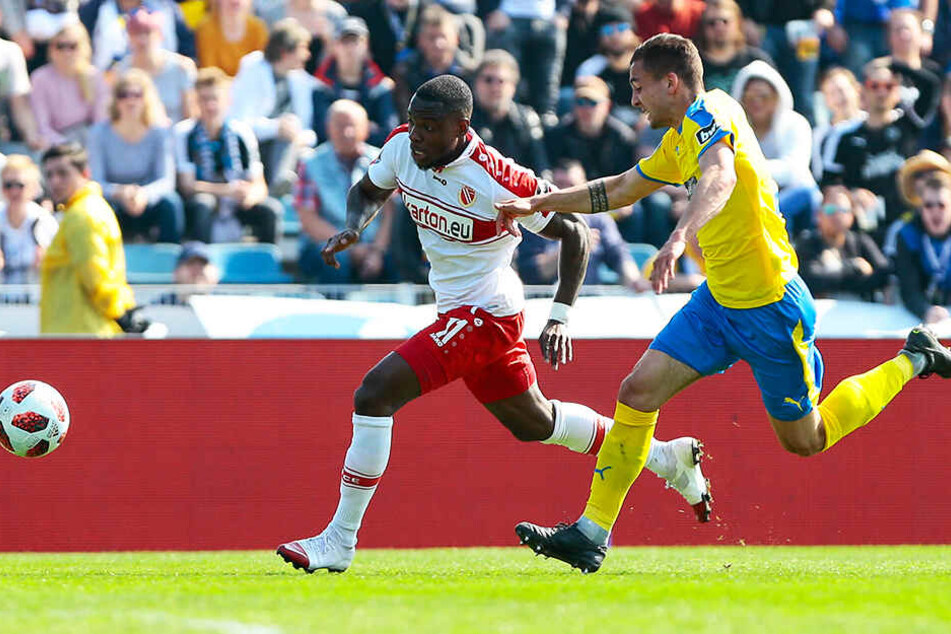 Energie-Angreifer Streli Mamba (l.) im Duell mit Jenas Justin Schau (r.).
