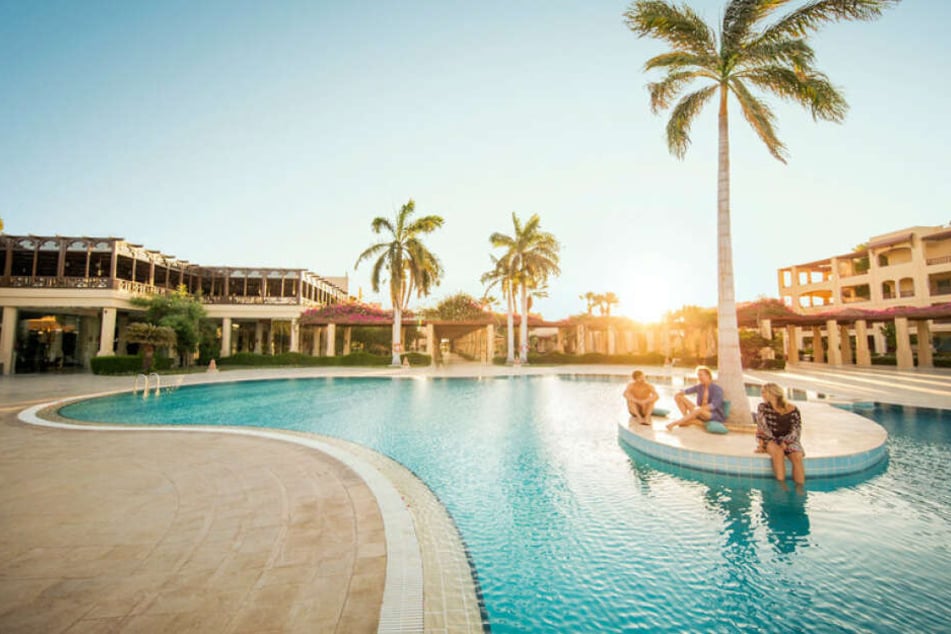 Pool, Palmen und Sonne? Der perfekte Ort, um mal richtig schön abschalten zu können.