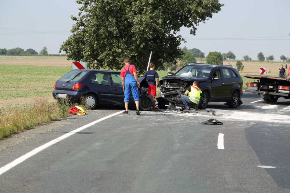 In einer Kurve stießen ein Ford Fiesta und ein Kia Sorento frontal zusammen.