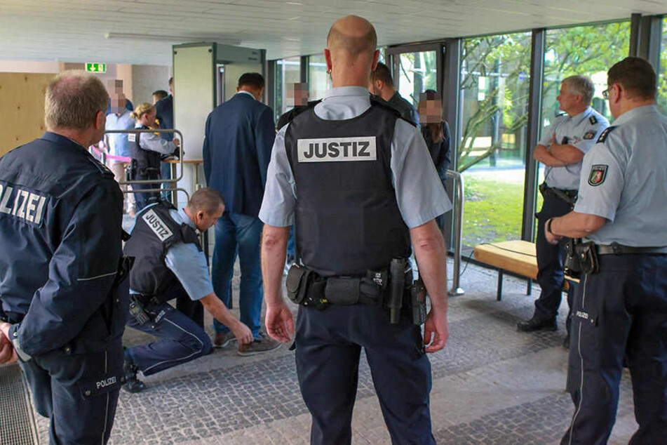 Vor Prozessbeginn wurden schon im September alle Teilnehmer und Besucher genau kontrolliert.