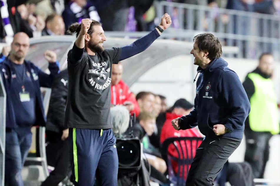 Können Coach Hannes Drews (r.) & Co-Trainer Robin lenk am Sonntag wieder so jubeln wie nach dem Sieg gegen Sandhausen?