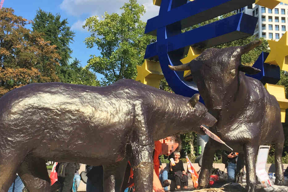 Die Protest-Aktion nahm vor dem Euro-Zeichen auf dem Willy-Brandt-Platz ihren Anfang.