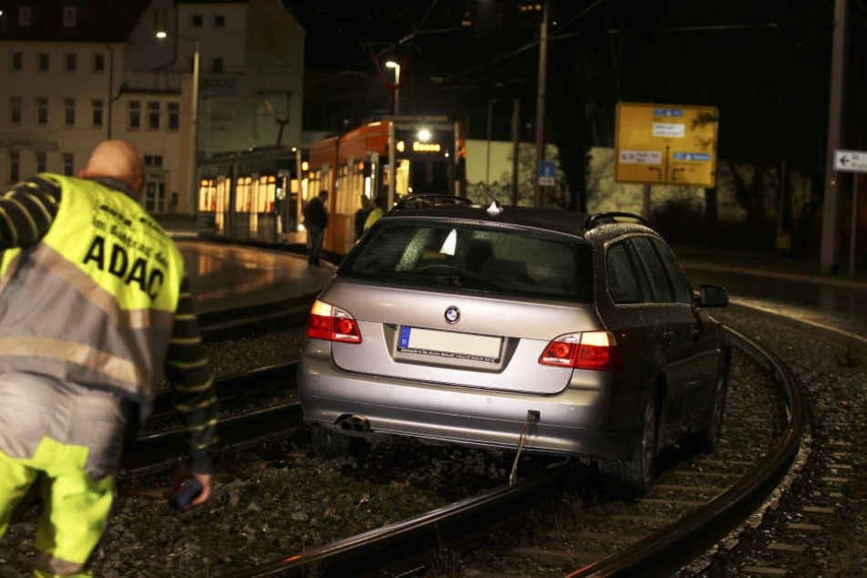 Am Wochenende landete ein BMW an der Knielohstraße im Gleisbett.