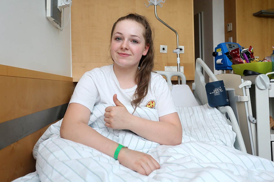 Alles roger im Krankenbett: Joline (14) Köllner möchte am liebsten wieder in die Luft.