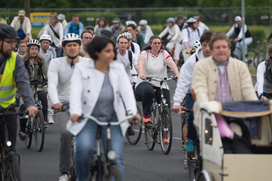 Am Mittwoch wollen Fahrradfahrer aus ganz NRW verunglückten Radlern auf einer stillen Tour gedenken.