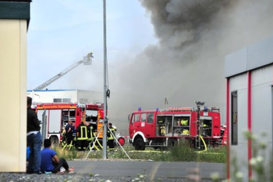 20 Wohncontainer einer hessischen Flüchtlingsunterkunft standen am Sonntag in Flammen. Dabei gab es 10 Verletzte.