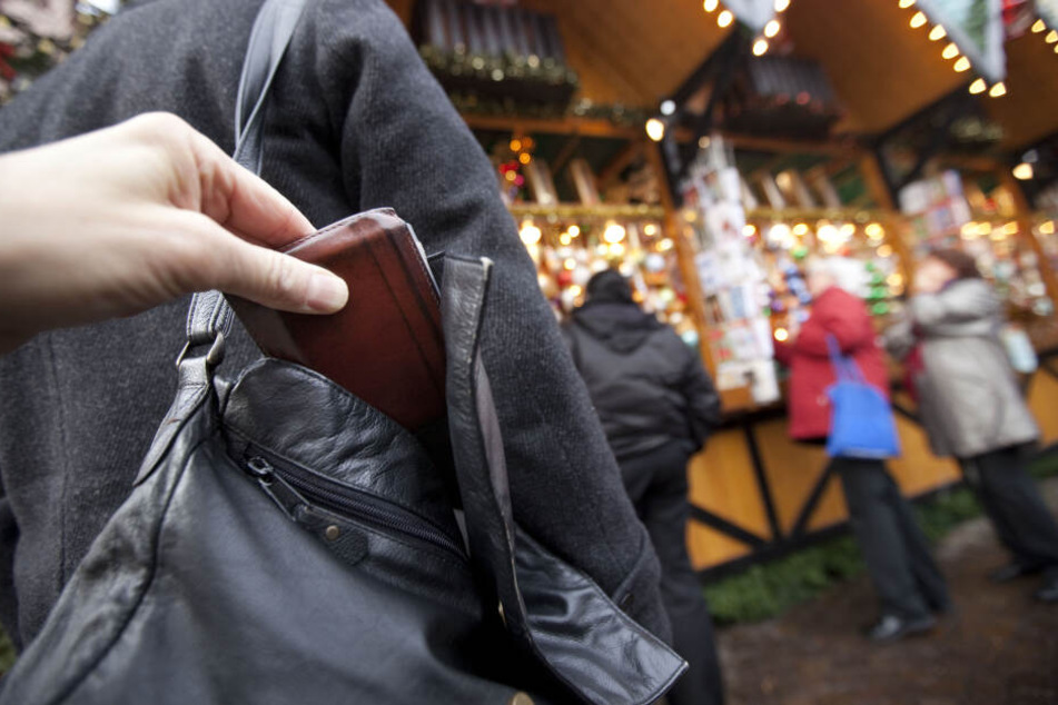 Diebe nutzen gern das Gedränge auf dem Weihnachtsmarkt um unbemerkt in die Taschen ihrer Opfer zu greifen. (Symbolbild)