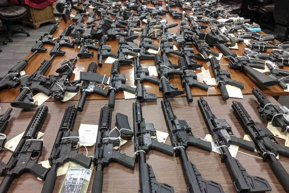 158 Pistolen und Revolver sowie 131 Gewehre wurden abgegeben. (Symbolbild)