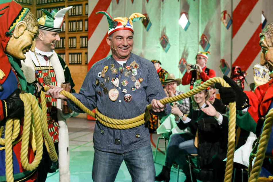 Von Laufnarren gefesselt wird Strobl vors Narrengericht gezogen.