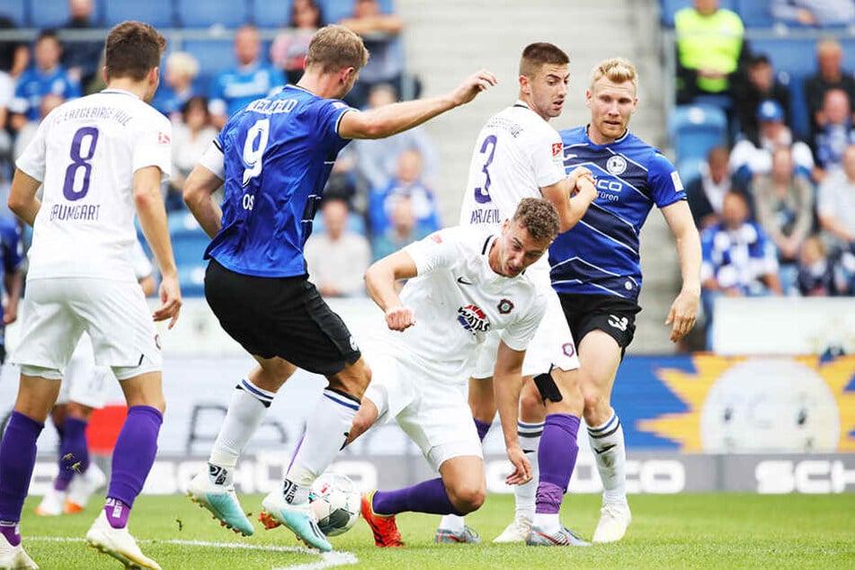 Tom Baumgart (l.) konnte wie seine Kollegen oft nur zuschauen, was Bielefeld um das starke Sturmduo Fabian Klos (Zweiter von links) und Andreas Voglsammer (r.) auf den Rasen brachte.