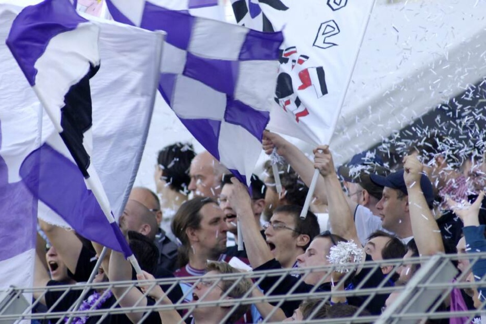 Die Fans von Tennis Borussia Berlin sorgen für Stimmung in der 1. Runde des DFB Pokals gegen den FC Energie Cottbus am Samstag (09.08.2008) im Mommsenstadion in Berlin.