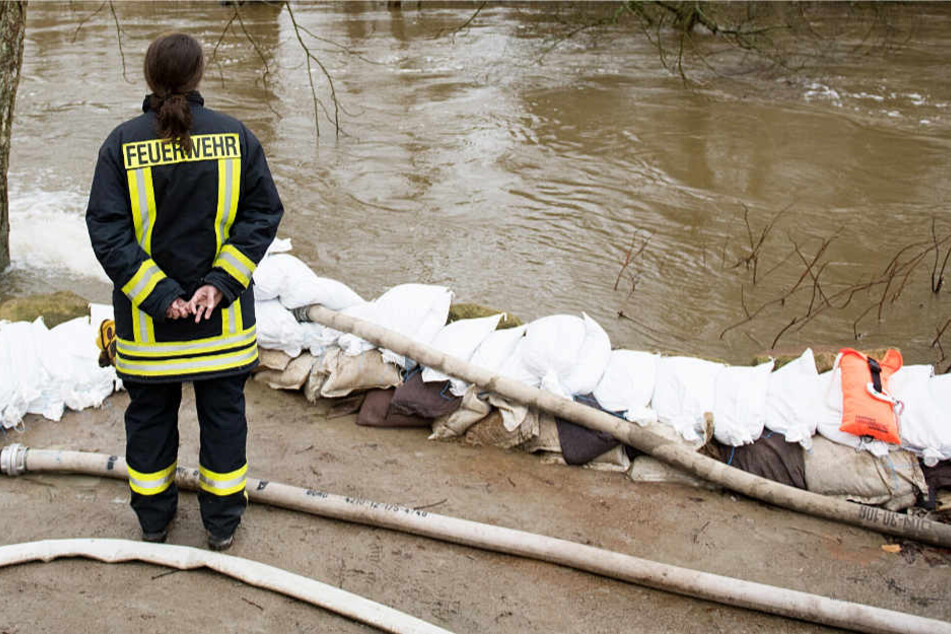 Einsatzkräfte der Feuerwehr sind dabei, Abwehrmaßnahmen zu ergreifen (Symbolbild).
