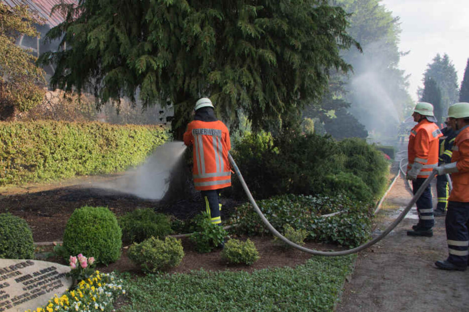 Auch Teile des angrenzenden Friedhof gerieten in Brand.