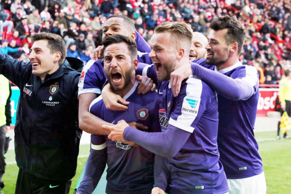 Grenzenloser Jubel: Calogero Rizzuto feiert mit seinen Teamkollegen den Treffer zum 1:0.