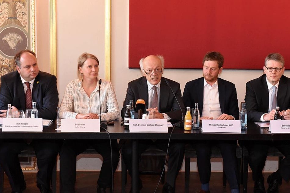 OB Dirk Hilbert (FDP, v.l.), Eva Sturm von der Cellex Stiftung, Initiator Prof. Gerhard Ehninger, CDU-Generalsekretär Michael Kretzschmar und Sebastian Feydt, Pfarrer der Frauenkirche.